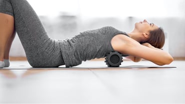 Eine Frau macht Übungen gegen Nackenschmerzen